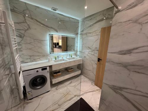 a bathroom with a washing machine and a sink at Résidence Royal CasaBlanca in Casablanca