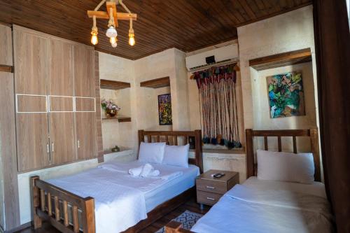 a bedroom with two beds in a room at sermest house in Urfa