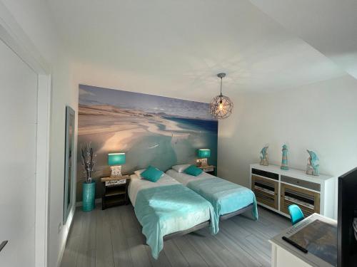 a bedroom with a bed and a painting on the wall at MarVillaFuerte in Villaverde