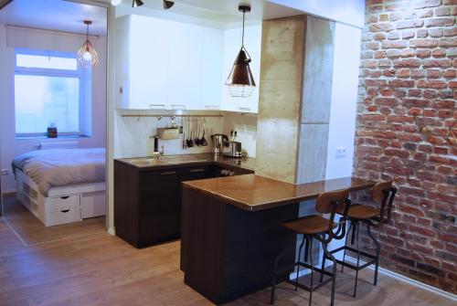 una cocina con fregadero y una cama en una habitación en Jordan Suite Executive Furnished Apartment, en Düsseldorf
