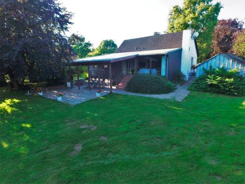 a house with a yard with green grass at Ferienhaus Schlei in Rabenkirchen-Faulück
