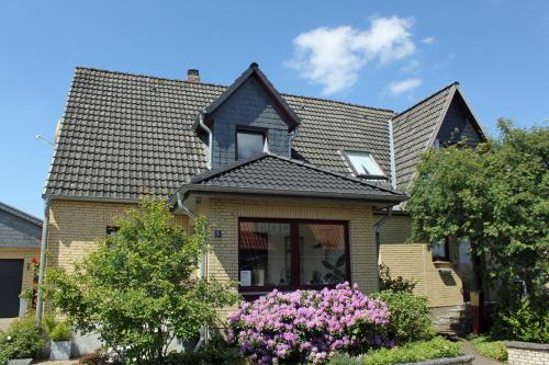 a house with a shingled roof at Haus Hahn in Suhlendorf