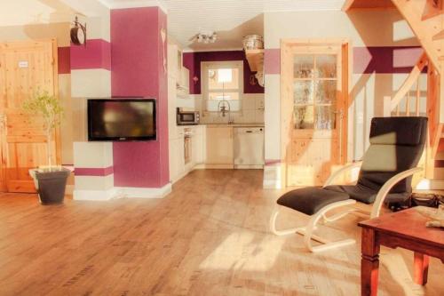 a living room with purple and white walls at Haus Sonnenschein in Dänschendorf