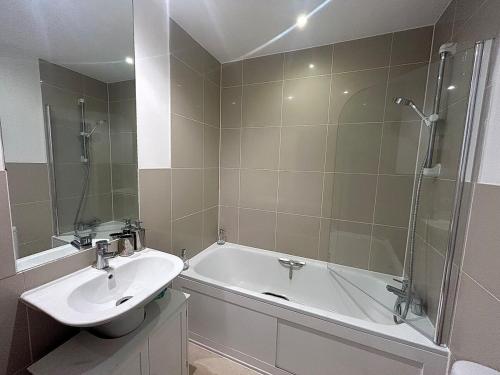 Charming 2-Bedroom Apartment in Vibrant Southville photo 14