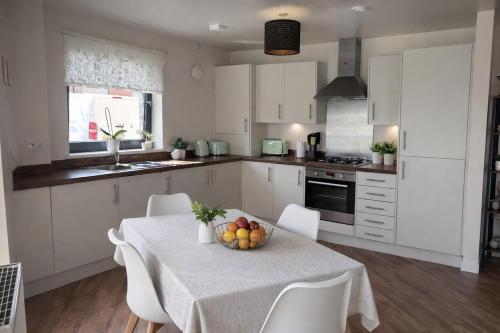 a kitchen with a table with a bowl of fruit on it at Elegant 2-Bed 2-Bath Flat in Edinburgh in Edinburgh