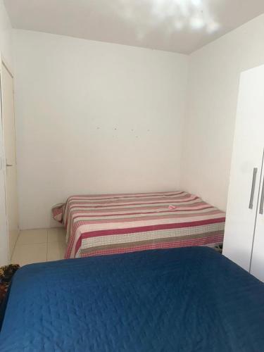 a small bedroom with a bed in a room at Germinada in Imbé