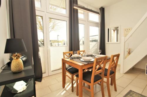 a dining room with a table and chairs at Nixe in Dahme