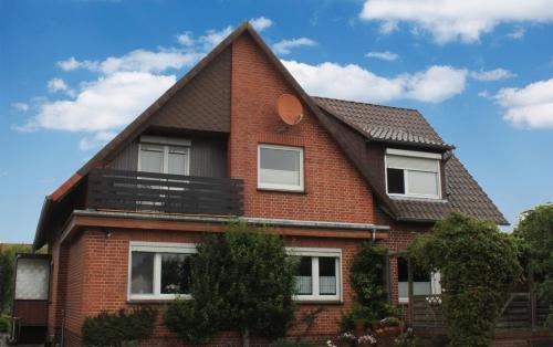 a red brick house with a gambrel roof at Ferienwohnung Klein Süstedt in Klein Süstedt