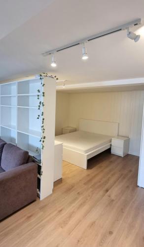 ein Wohnzimmer mit einem Bett und einer Couch in der Unterkunft Malinki Apartment in Ålesund