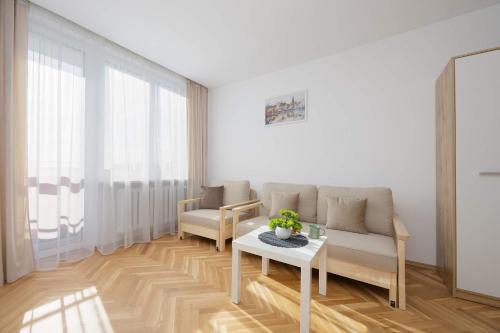 Bright Apartment Right Next To the Metro by Noclegi Renters
