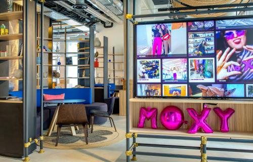 Moxy Nice photo 29