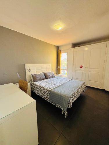 a bedroom with a bed in a room with a window at Bungalow Casita in Maspalomas