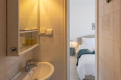 Sea View Apartment at Alimos Marina