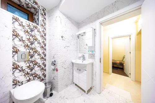 a bathroom with a toilet and a sink at Вила "Люляк" in Lakarevo