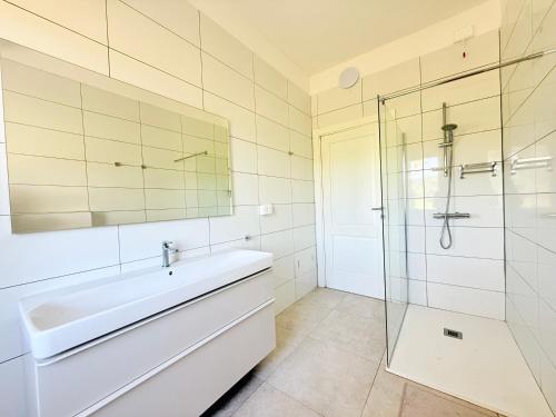PP12 - Potenza Picena, ampio trilocale con piscina e aria condizionata