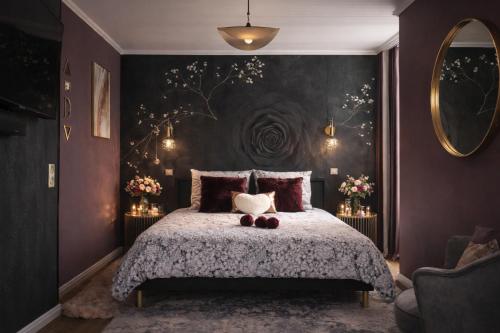 a bedroom with a bed with fruit on it at SUITE KASSIOPEE, romantisme, balnéo, sauna in Quimperlé