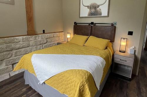 a bedroom with a large bed and two lamps at Buda Casita in Buda