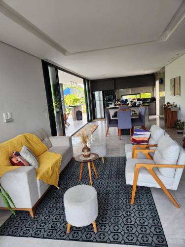 a living room with a couch and a table at Casa di Palmas in Pecém