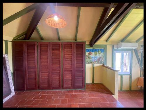 a room with a red door and a light at Les Nids Tropicaux in Marigot