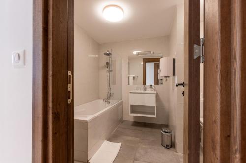 ein Badezimmer mit Badewanne und Waschbecken in der Unterkunft Seen Ran Hotel Bouake in Bouaké
