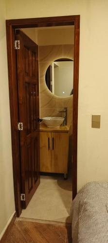 a bathroom with a sink and a mirror at Confortable apartaestudio en Ipiales in Ipiales