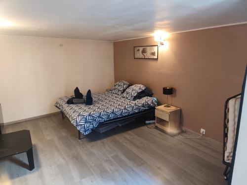 a bedroom with a bed and a table in it at superbe t2 centre de cognac in Cognac