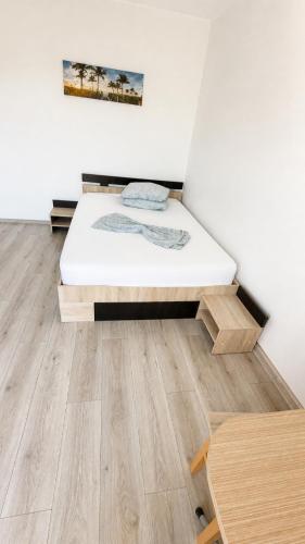 a bedroom with a bed and a wooden floor at Apartament Vila Draghici Eforie Sud in Eforie Sud