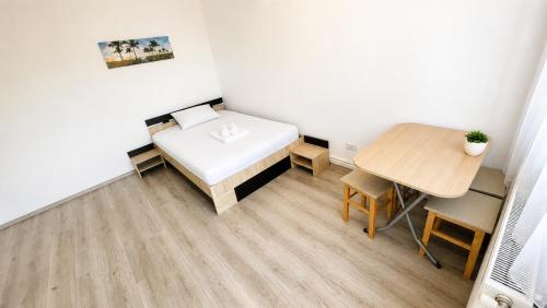 a small room with a bed and a table at Apartament Vila Draghici Eforie Sud in Eforie Sud