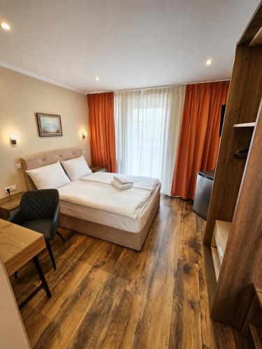a hotel room with a bed and a desk at Hotel Post Nürtingen in Nürtingen