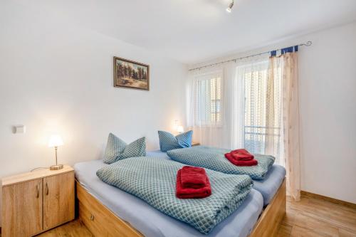 a bedroom with two beds with red towels on them at Ferienwohnung Elbufer 3a in Stadt Wehlen