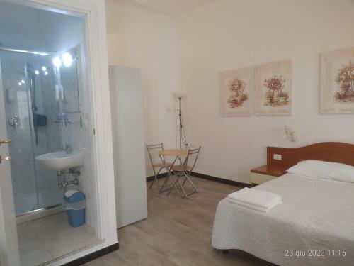 a bedroom with a bed and a shower and a sink at Affittacamere La Spezia Inn in La Spezia