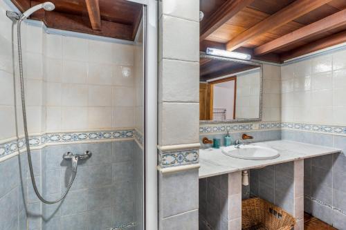 a bathroom with a shower and a sink at vv Casa Rural El Pajar in El Pinar del Hierro