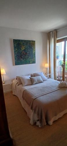 a bedroom with a large bed with a painting on the wall at Chambre "Bohème Chic" TramF direct aéroport gare StJean-Arret Station Alfred de Vigny 5mn de l appartement Parking gratuit in Mérignac