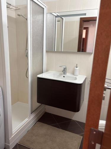 a bathroom with a sink and a shower at T2 A 150 m de la plage in Armação de Pêra