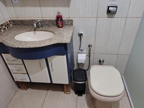 a bathroom with a sink and a toilet at Recanto do Tião in Itapira