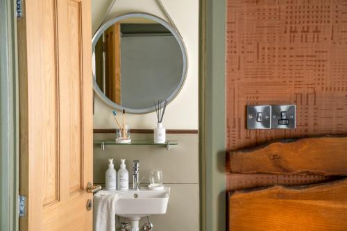 a bathroom with a sink and a mirror at Royal Oak at Keswick in Keswick