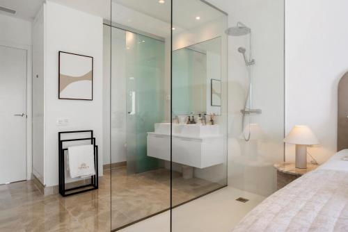 Luxurious Penthouse - View, Roof Terrace, 3BR - 2BA