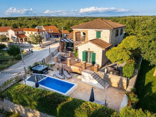 Villa Lana with private pool & BBQ