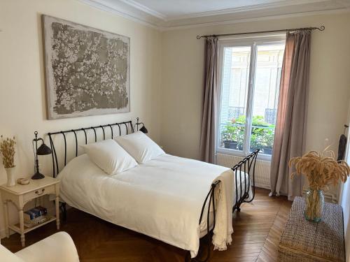 Steps to Luxembourg Gardens Bright Family Flat
