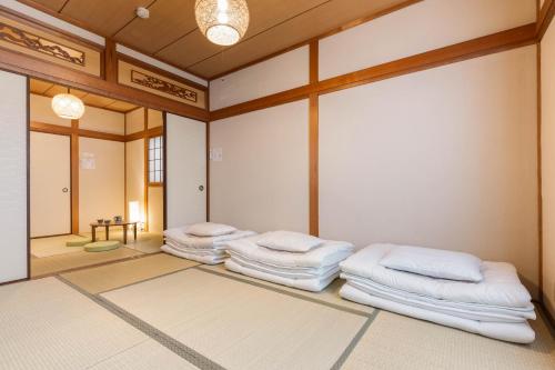 3LDK Entire house for rent 3 bedrooms, 2 toilets, and parking lot! Close to the station, Osaka Castle, and USJ!