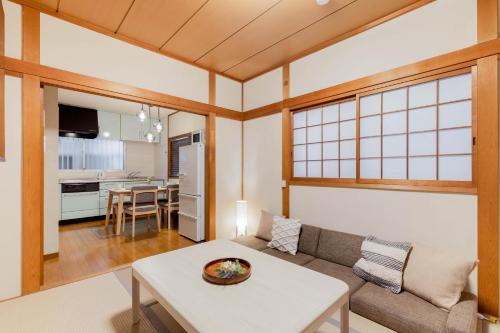 3LDK Entire house for rent 3 bedrooms, 2 toilets, and parking lot! Close to the station, Osaka Castle, and USJ!