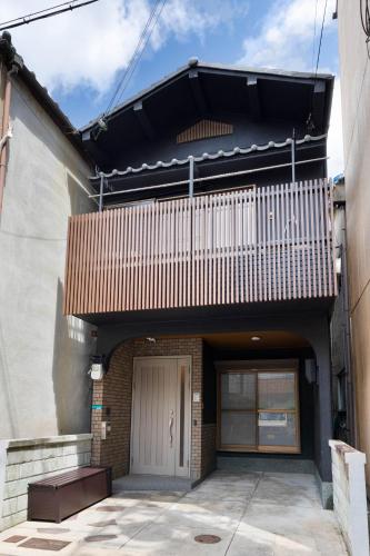 3LDK Entire house for rent 3 bedrooms, 2 toilets, and parking lot! Close to the station, Osaka Castle, and USJ!