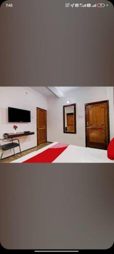 a room with a bed and a desk in it at Hotel Manali Villa in Manāli