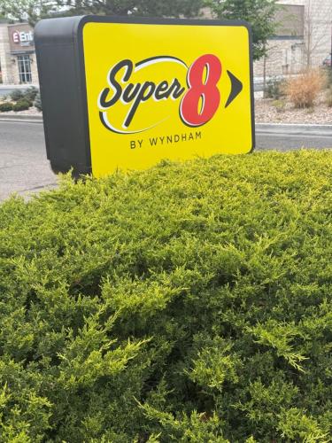 a super sign on top of a bush at Super 8 by Wyndham Windsor in Windsor