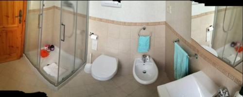 a bathroom with a toilet and a shower and a sink at Villetta di Laura in Villa San Leonardo