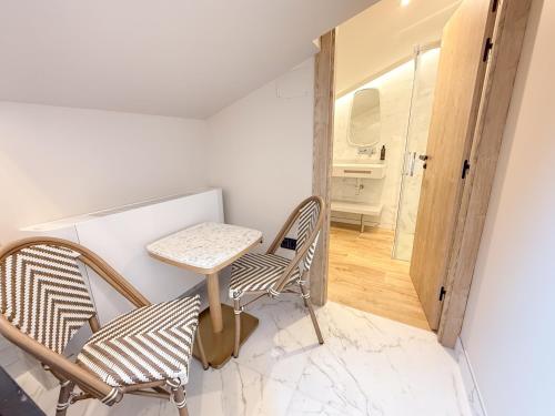 a small table and two chairs in a room at Akla Burgo de Osma in El Burgo de Osma