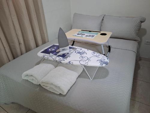 a table with a laptop on top of a bed at Casa Lilia 10 minutos Aeropuerto Tocumen in Panama City