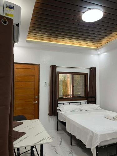 a hospital room with two beds and a window at Watermelon apartment in San Isidro