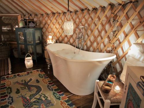 een badkamer met een bad in een yurt bij Glamping Abruzzo - The Yurt in Catignano