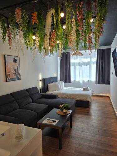 Botanica Noir Jacuzzi Valaoritou